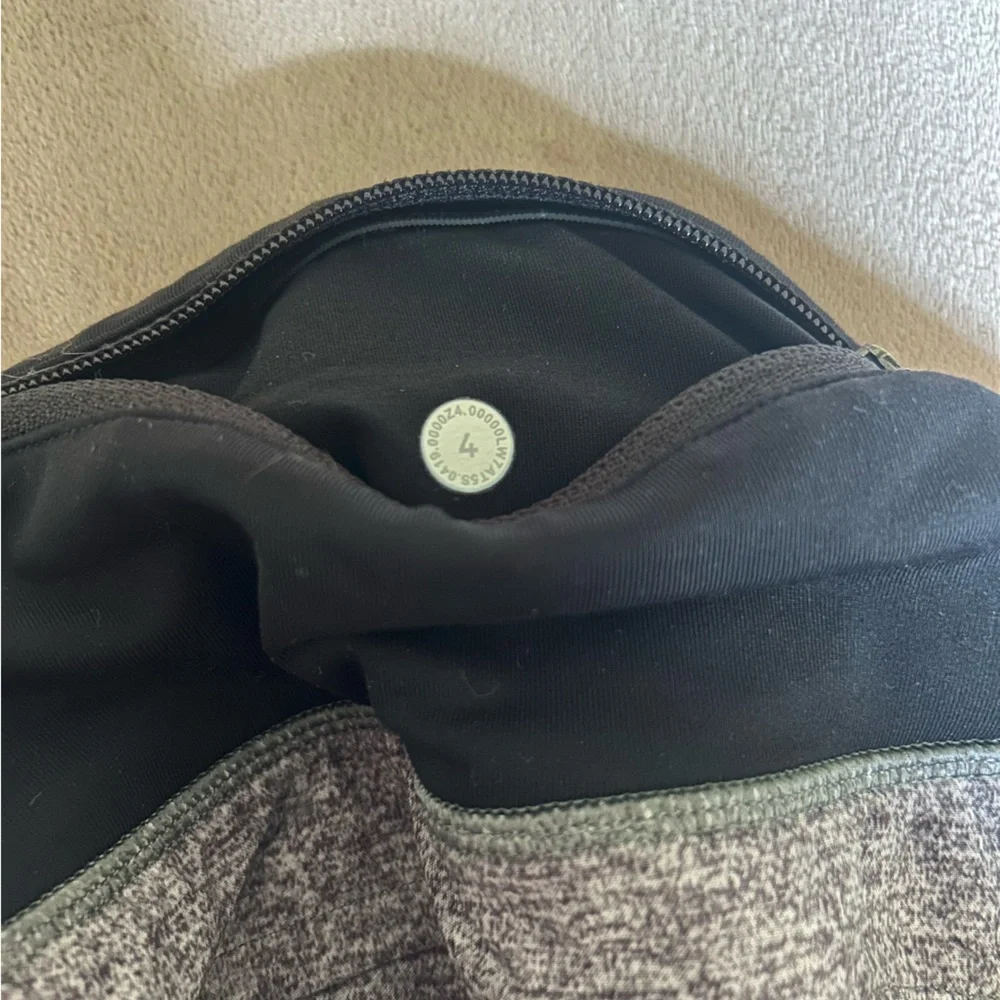 Women’s heather grey lululemon speed up shorts - Picture 4 of 5